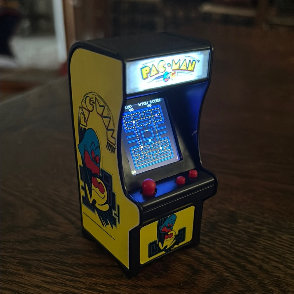 Mini Pac-Man Keychain Arcade Console - Picture 9 of 9